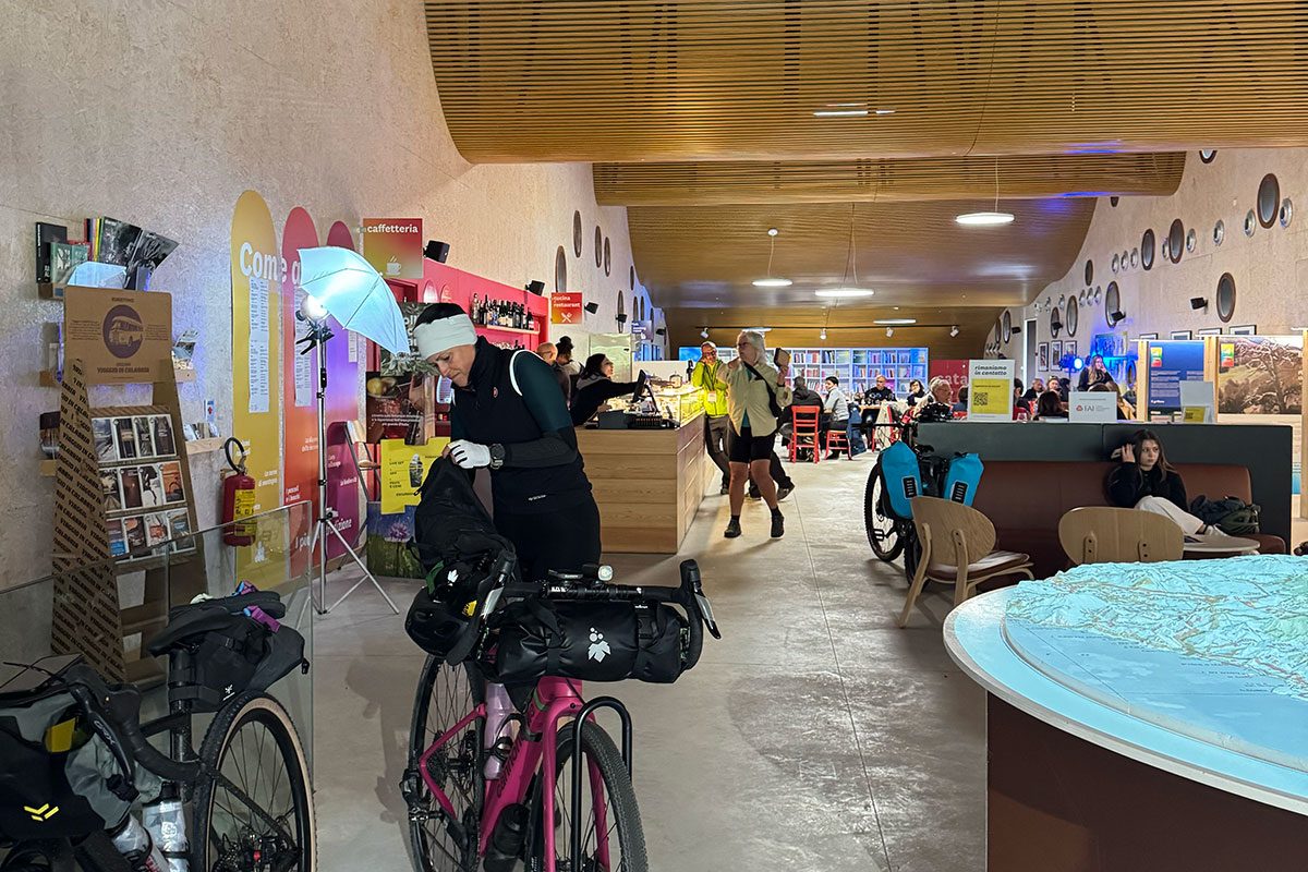 L'interno dell'Hub turistico e bike point Catasta Pollino