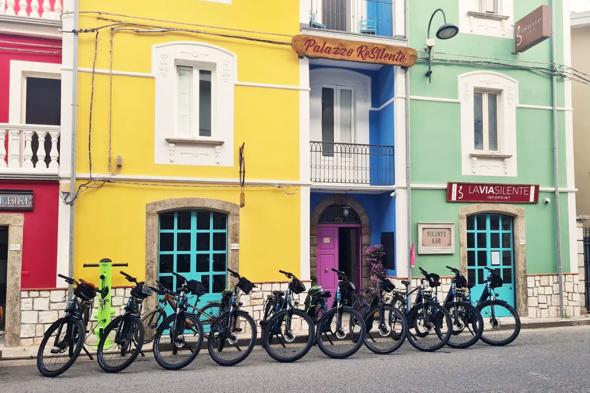 Bici pronte per il noleggio davanti a Palazzo Resilente