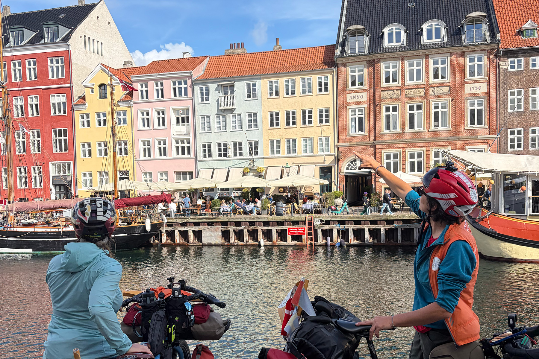 Le cicliste sul canale al centro di Copenaghen