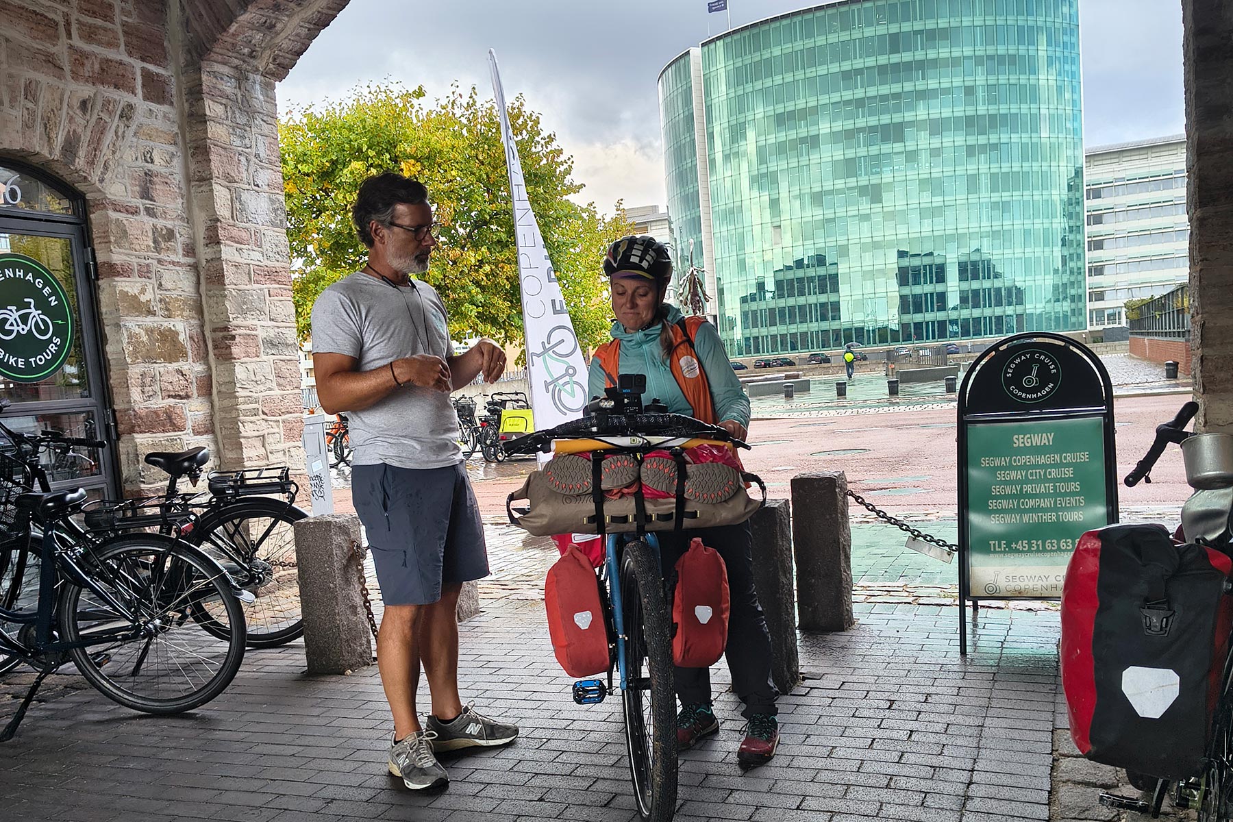 Simona parla con un tecnico del bike service a Copenaghen