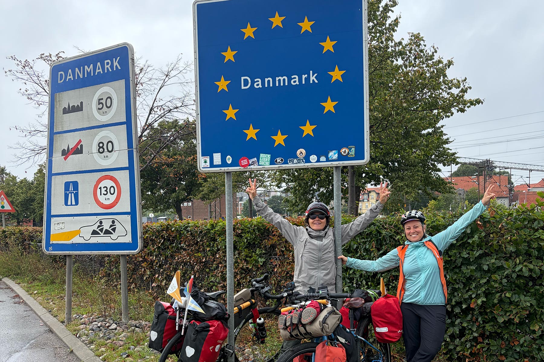 Le cicliste festeggiano l'arrivo in Danimarca dalla Svezia