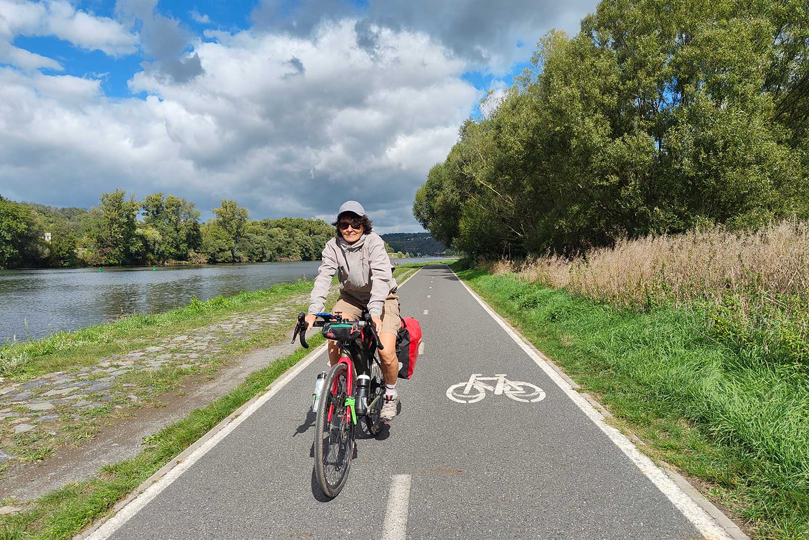 In bicicletta sulla. ciclabile del fiume Moldava in Repubblica Ceca