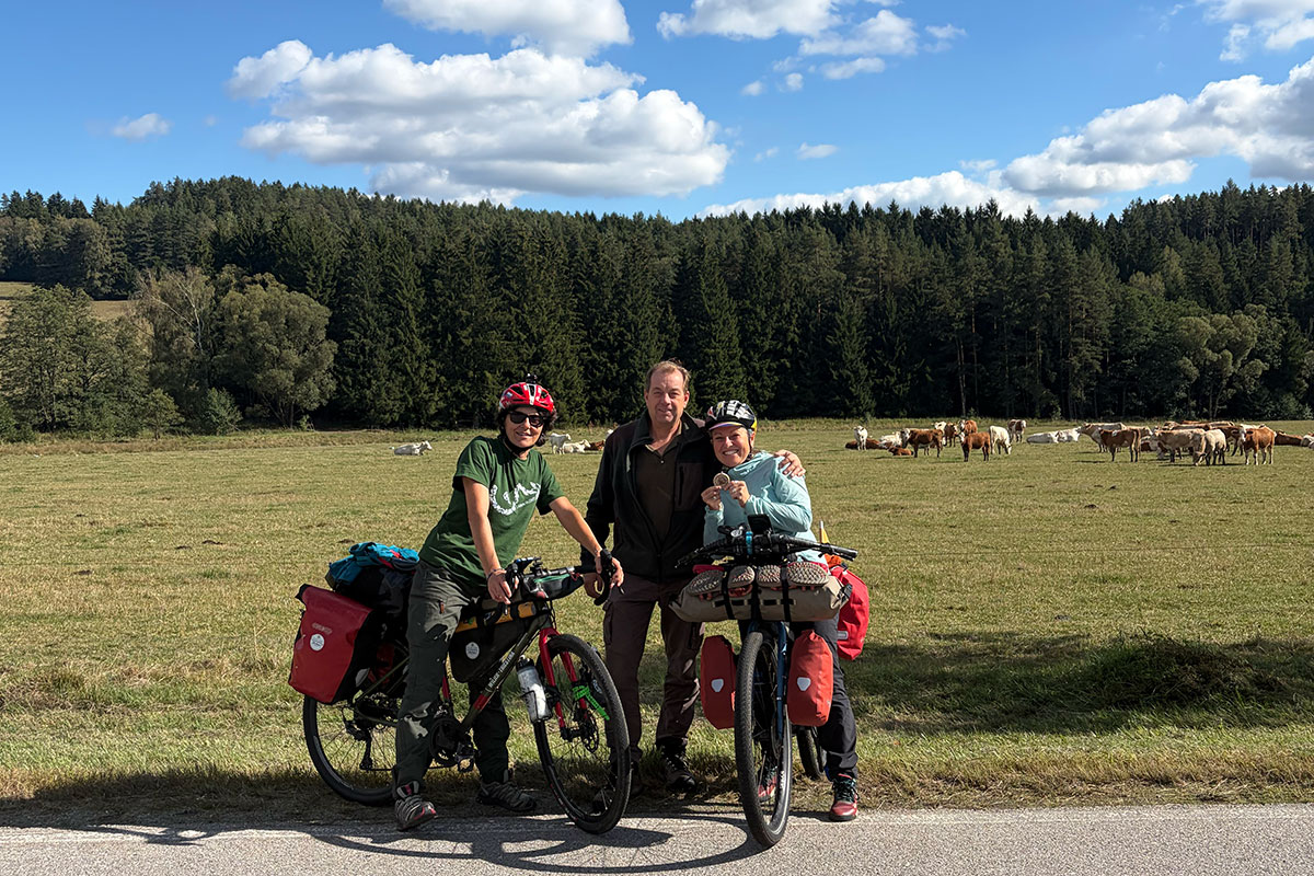 Incontri delle cicliste con agricoltori del posto sulla strada verso l'Austria